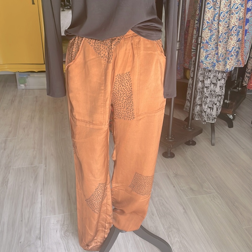 NWT Grade & Gather Dotted Square Jogger in Spice